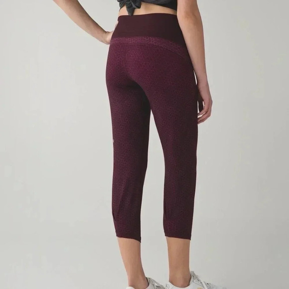 LULULEMON | SHAKE IT OUT  CROP IN STAR PIXEL RASBERRY - Picture 2 of 14